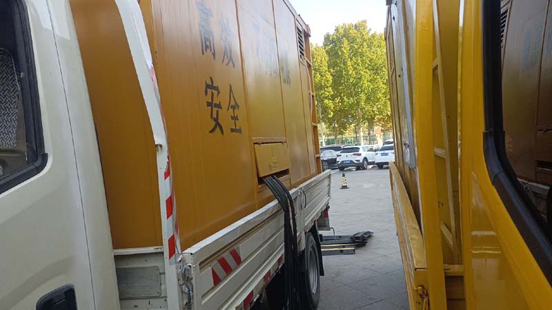 新平如何判断柴油发电机组和UPS电源的切换时间是否符合要求？