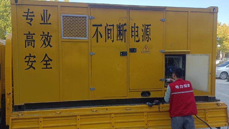 新平柴油发电机组和UPS电源配合使用时，如何避免切换过程中的电力中断？