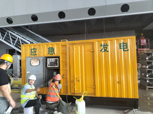新平怎样判断空气滤清器是否需要更换？